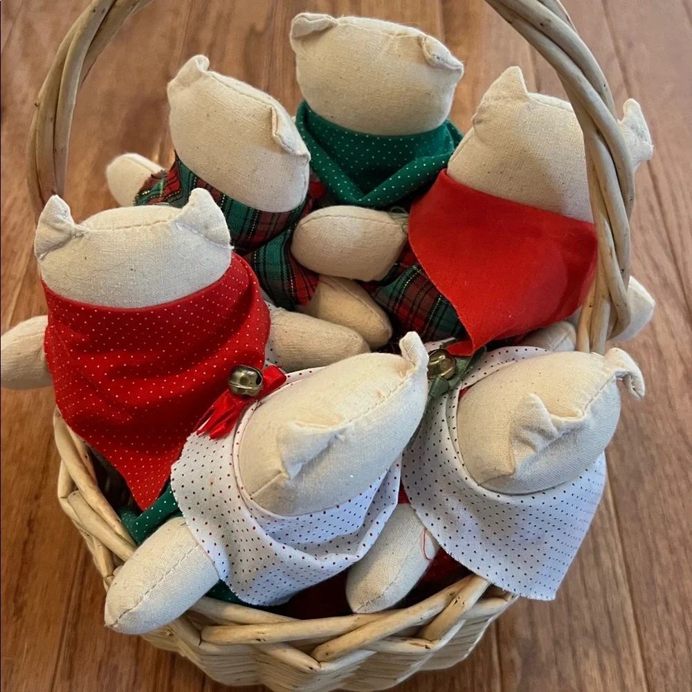 Vintage Stuffed Cats in a Wicker Basket Christmas Decor Decorations